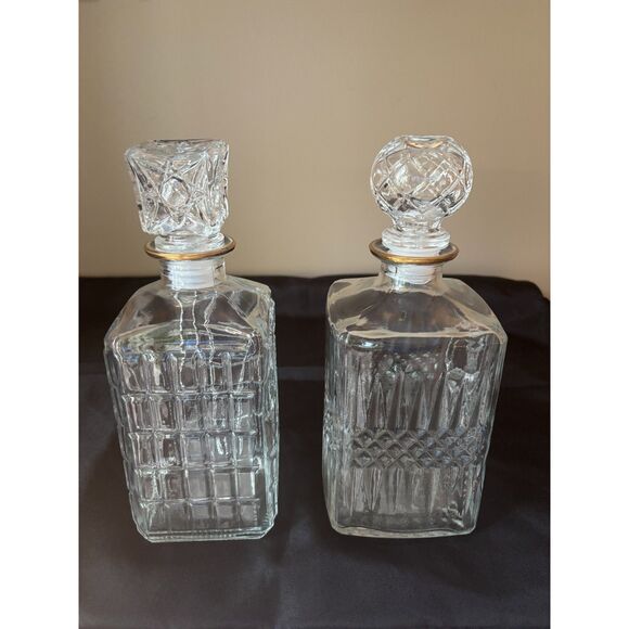 2 Glass Decanters - Picture 3 of 8